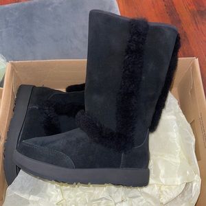 BRAND NEW UGGS !!